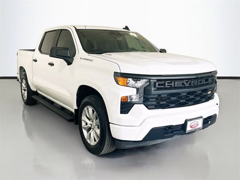 Used 2025 Chevrolet Silverado 1500 Custom image 3