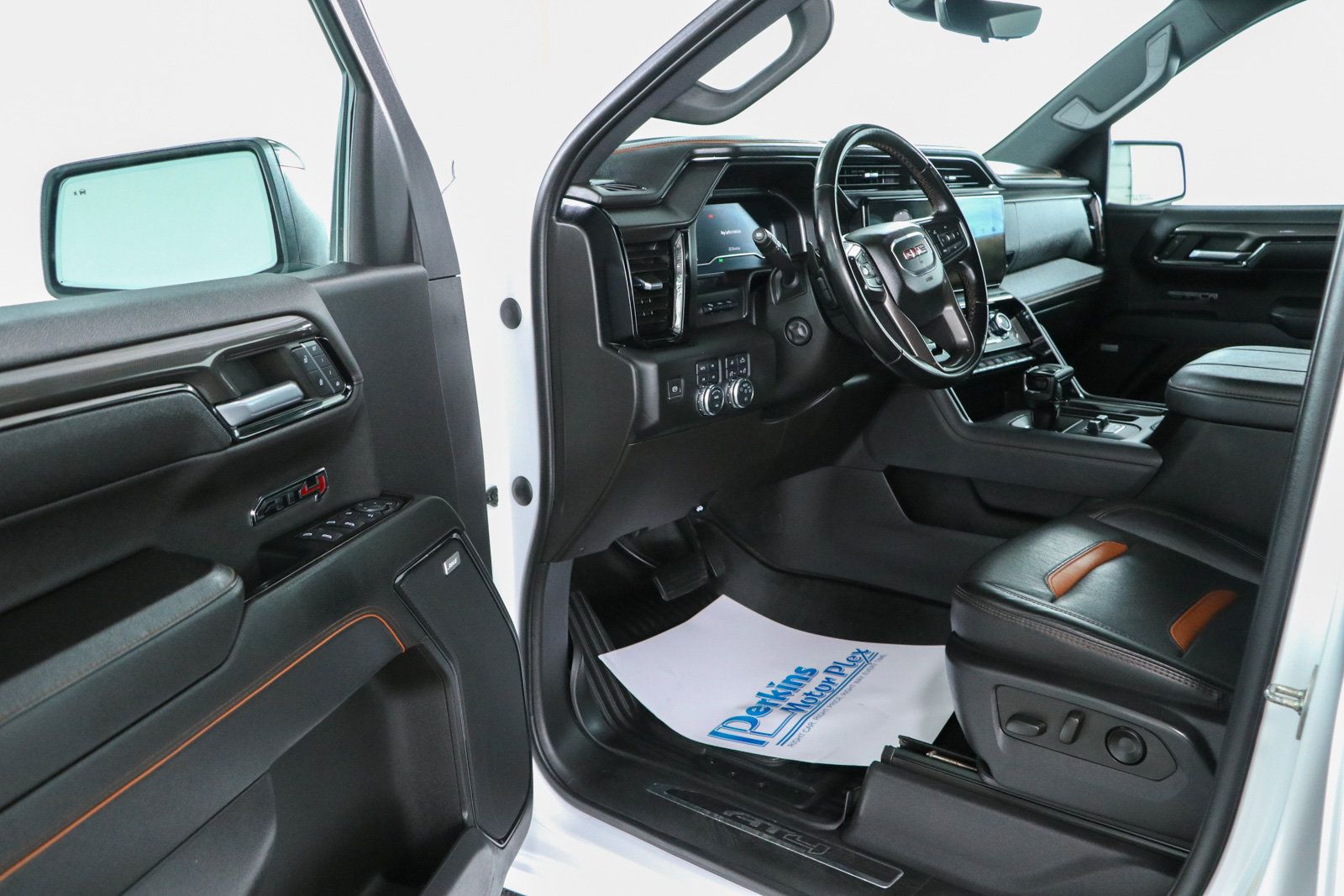 Used 2023 GMC Sierra 1500 AT4 w/ Technology Package AWD/4WD image 3