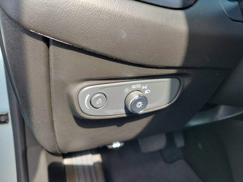 Used 2022 Chevrolet Equinox RS w/ Infotainment Package FWD image 26