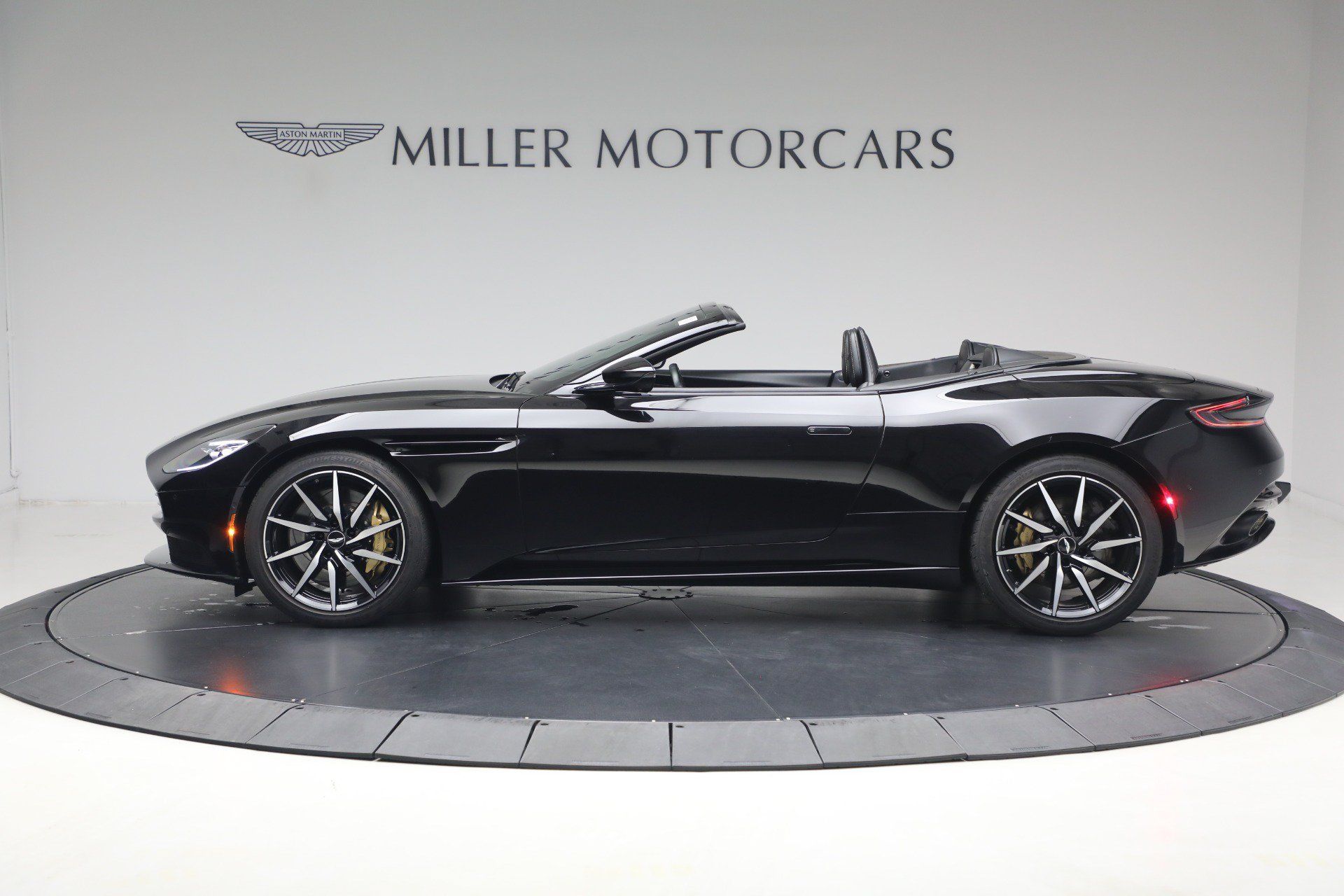 Used 2020 Aston Martin DB11 Volante RWD image 3
