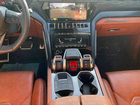 Used 2022 Lamborghini Urus image 10