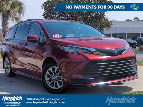 Used 2023 Toyota Sienna LE image 1