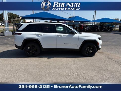 New 2025 Jeep Grand Cherokee Limited w/ Black Appearance Package image 4