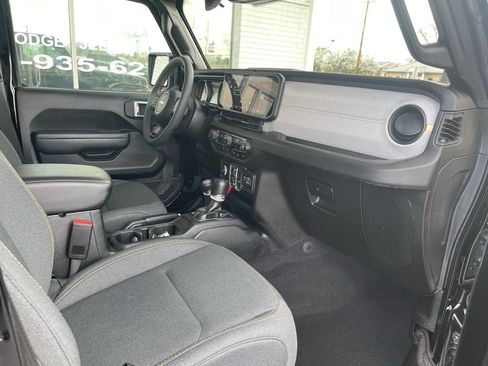 Used 2024 Jeep Wrangler Unlimited w/ Convenience Group AWD/4WD image 12
