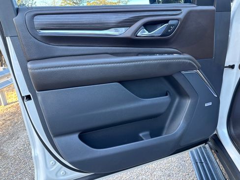 Used 2021 GMC Yukon Denali w/ Denali Premium Package image 9