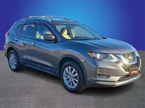 Used 2017 Nissan Rogue SV image 3