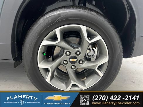 Used 2025 Chevrolet Trax LT FWD image 19