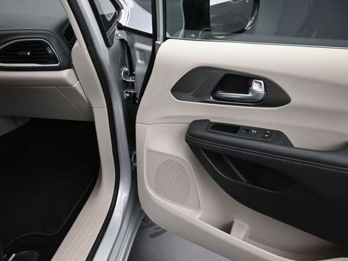 Used 2024 Chrysler Pacifica Limited FWD image 26