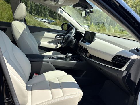 Used 2025 Nissan Rogue SL w/ SL Premium Package image 12