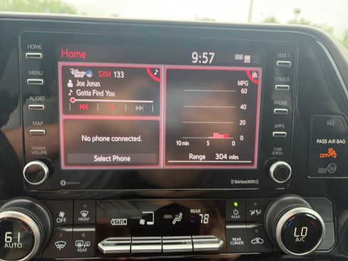 Used 2021 Toyota Highlander L FWD image 22