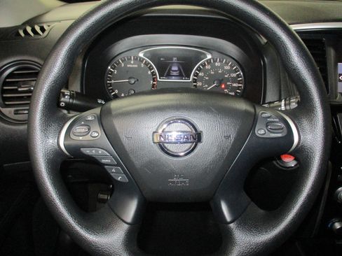Used 2019 Nissan Pathfinder S image 16