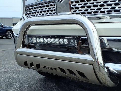 Used 2017 RAM 1500 Laramie AWD/4WD image 3