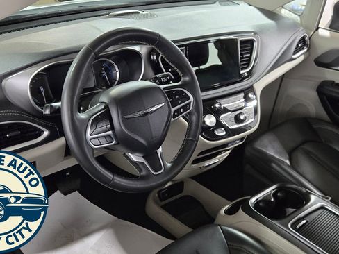 Used 2023 Chrysler Pacifica Touring-L FWD image 10