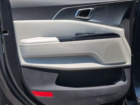 Used 2023 Kia Carnival LX image 15