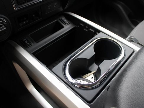 Used 2024 Nissan Titan SV w/ SV Convenience Package image 24