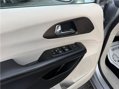 Used 2019 Chrysler Pacifica Touring-L image 16