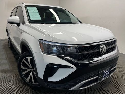Used 2022 Volkswagen Taos SE FWD image 1