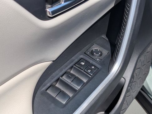 Used 2019 Toyota RAV4 XLE FWD image 16