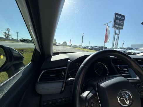 Used 2019 Toyota Camry SE FWD image 24