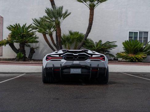 Used 2025 Lamborghini Revuelto image 5