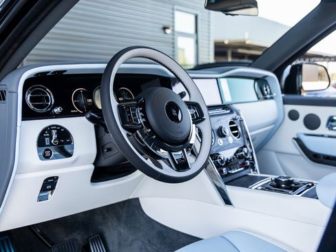 Used 2025 Rolls-Royce Cullinan image 34