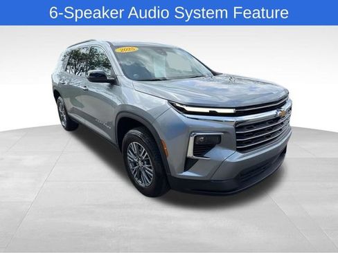 Used 2025 Chevrolet Traverse LT FWD image 7