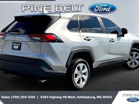 Used 2022 Toyota RAV4 LE image 11