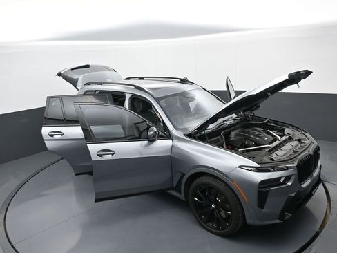 Used 2025 BMW X7 M60i image 42