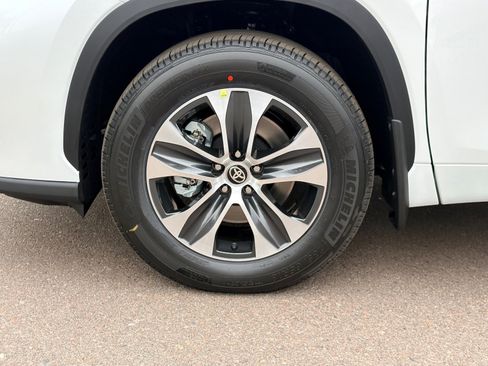 New 2026 Toyota Highlander XLE image 10