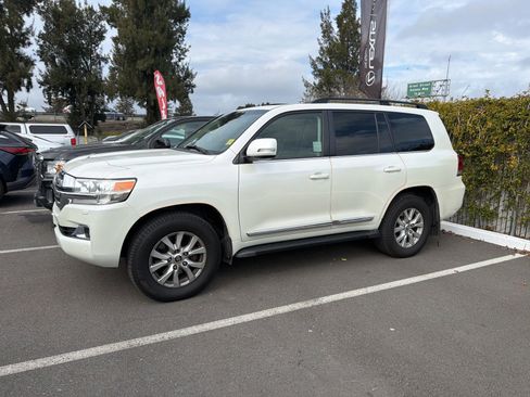 Used 2017 Toyota Land Cruiser image 3