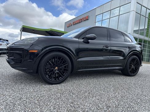 Used 2025 Porsche Cayenne S w/ Premium Package Plus AWD/4WD image 3