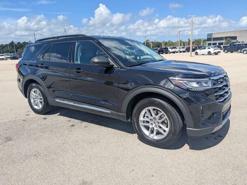 Used 2025 Ford Explorer Active w/ Active Comfort Package RWD image 2