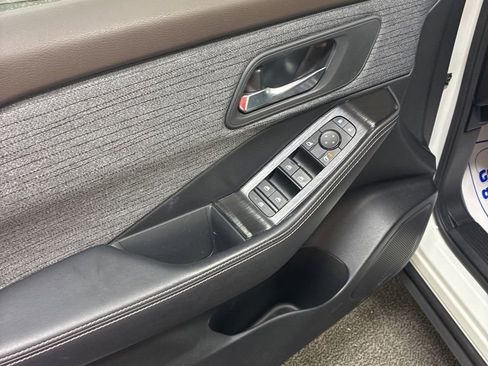 Used 2023 Nissan Rogue SV image 12