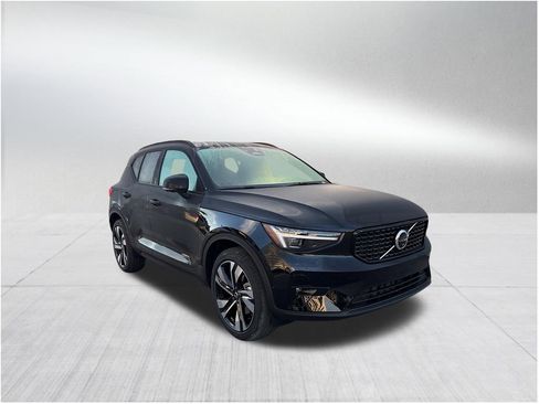 New 2026 Volvo XC40 B5 Plus image 3