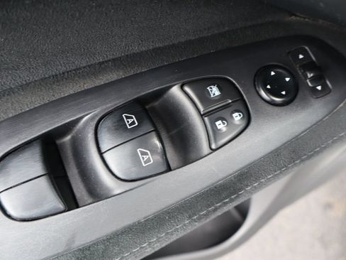 Used 2016 Nissan Pathfinder SV AWD/4WD image 29
