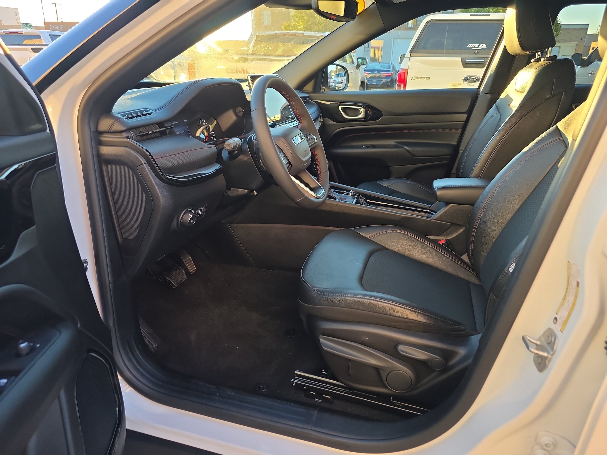 Used 2025 Jeep Compass Trailhawk AWD/4WD image 2