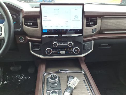 Used 2024 Ford Expedition Limited image 16