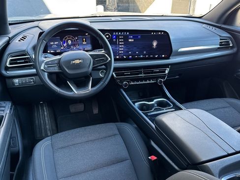 Used 2024 Chevrolet Traverse LT image 2