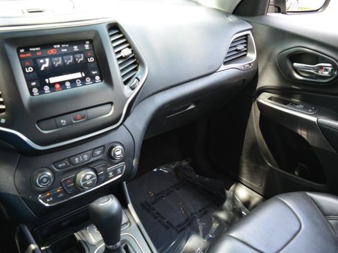 Used 2020 Jeep Cherokee Latitude Plus w/ Comfort/Convenience Group FWD image 22