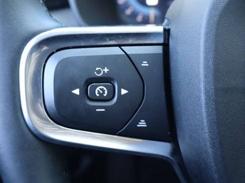 Used 2025 Volvo XC40 B5 Core image 20