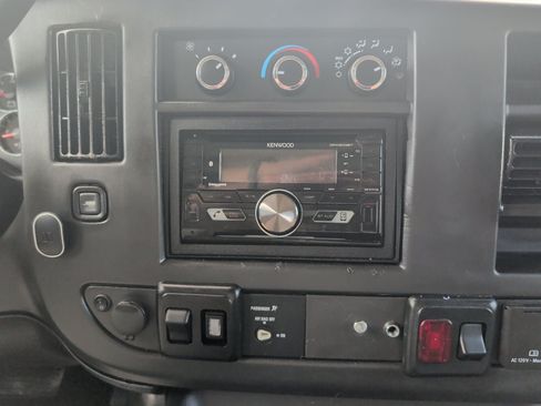 Used 2016 Chevrolet Express 4500 RWD image 23
