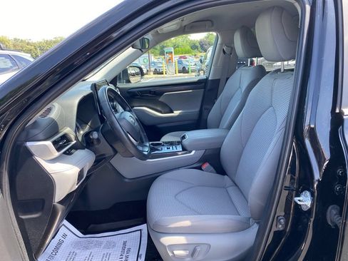 Used 2024 Toyota Highlander LE AWD/4WD image 13