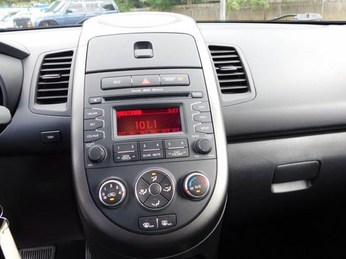 Used 2013 Kia Soul + FWD image 10