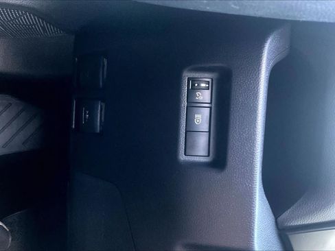 Used 2019 Toyota RAV4 LE FWD image 31