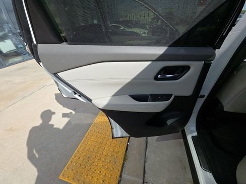 Used 2023 Nissan Rogue SL w/ SL Premium Package image 23