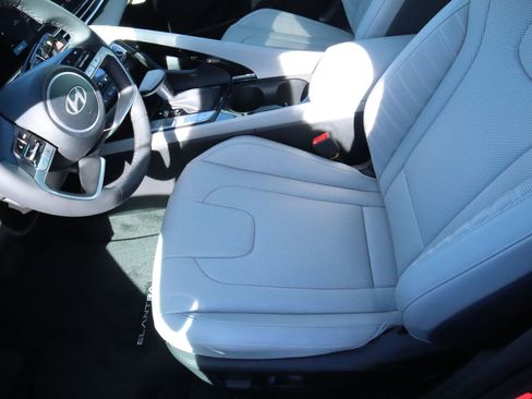 New 2025 Hyundai Elantra Limited image 18