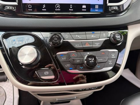 Used 2023 Chrysler Pacifica Touring-L FWD image 32