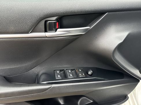 Used 2019 Toyota Camry SE FWD image 13