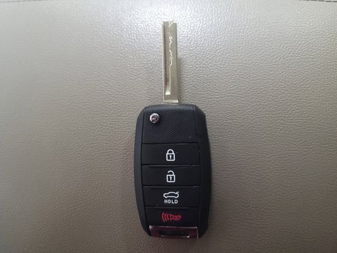 Used 2016 Kia Sorento LX w/ LX Convenience Package image 32