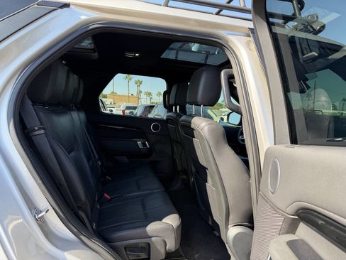 Used 2017 Land Rover Discovery SE image 28